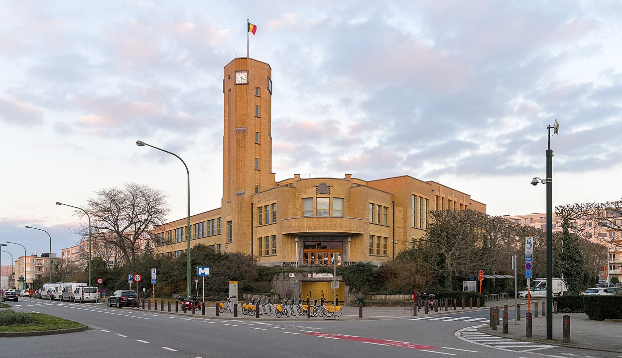 1249px-Town_hall_of_Woluwe-Saint-Lambert_during_golden_hour_DSC_2171.jpg